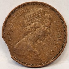 GREAT BRITAIN UK 1971 . TWO 2 PENCE . ERROR . CLIPPED PLANCHET